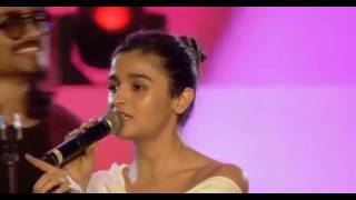 Bhuvan bam singing with alia bhatt  at fanfest funny BB ki Vines wala Bhuvan