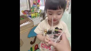 Bé Min bán trà sữa full topping cho các bạn ở trường