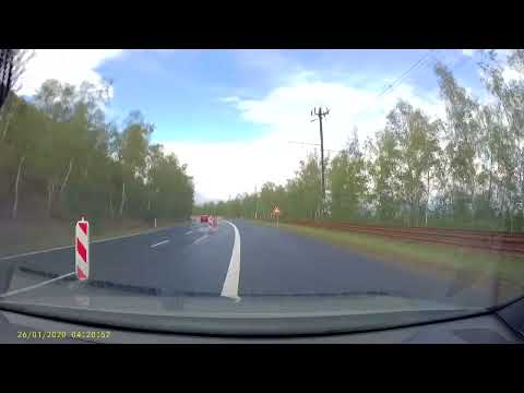 Oprava silnice I/13, řidič kličkoval mezi sloupky