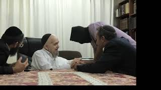 מרן זצוק"ל מברך את חיילי כוח 100 (מוסדות כיסא רחמים) - התמונה מוצגת ישירות מתוך אתר האינטרנט יוטיוב. זכויות היוצרים בתמונה שייכות ליוצרה. קישור קרדיט למקור התוכן נמצא בתוך דף הסרטון