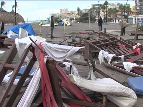 Un tornado causa importantes daños en un chiringuito y en el Paseo Marítimo de Torremolinos