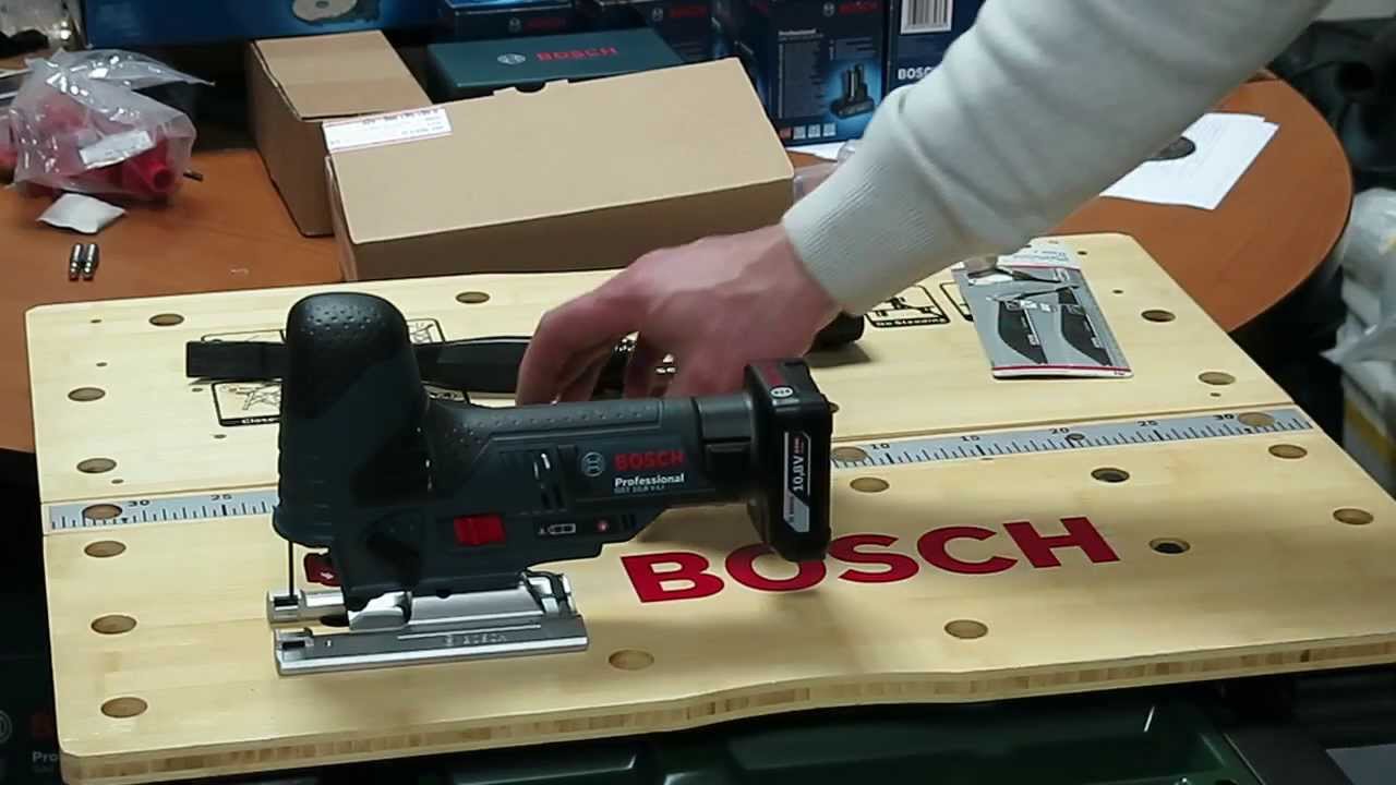 Лобзик аккумуляторный Bosch GST 10,8 V-LI (0.601.5A1.001)  10.8В LiION 1500-2800ход/мин дер.70м без акк. и зу