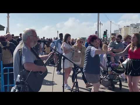 People just can't resist when you play Johnny B. Goode! Musician Wayne Avrili Brighton Beach Busking