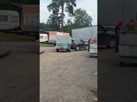 Прицеп Титан 2513-05 с тентом 920 уезжает со склада