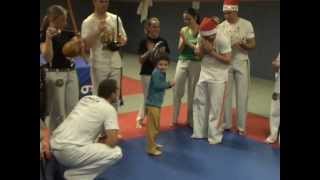 preview picture of video 'Le Père Noel acrobate de la Capoeira Senzala à Sarre-Union le 14/12/2013'