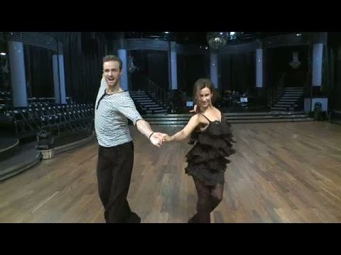 Calle Sterner och Cecilia Ehrling visar en cha-cha-cha - Let’s Dance (TV4)