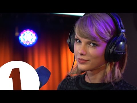 Taylor Swift performs Love Story for the Teen Awards