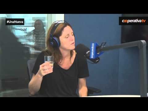 Claudia Celedón y su personaje en la obra de teatro "12 horas de amor con Cata Valdivieso"