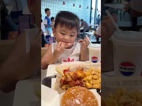 吃着碗里 惦记锅里 被他演绎的淋漓尽致😂不挑食 好养活 吃什么都嘎嘎香，主打就是一个好吃🙈#萌娃 #农村生活 #人类幼崽的整活日记
