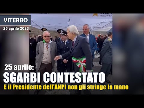 25 aprile: Sgarbi a Viterbo contestato con fischi, il Presidente ANPI non gli stringe la mano