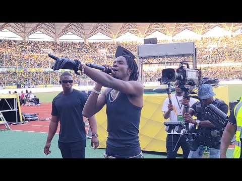 D VOICE AWAGANDISHA WACHEZAJI WA YANGA BENJAMINI MKAPA YANGA DAY