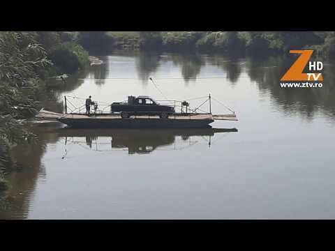 In localitatea Turbuta masinile trec Somesul cu bacul