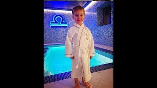 Ольга Ветер с сыном в весеннем парке ))