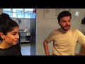 Barista-echtpaar Doganer print desgevraagde uw troniebakkes met drinkbare poederinkt als selfieci...