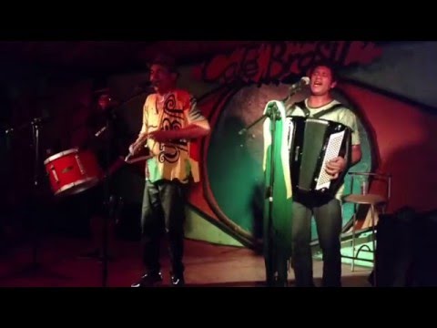 Isaac do Acordeon Café Brasil em Itaúnas