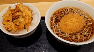 朝飯に駅の中にある立ち食い蕎麦屋でコロッケ蕎麦とミニかき揚げ丼を頂きます