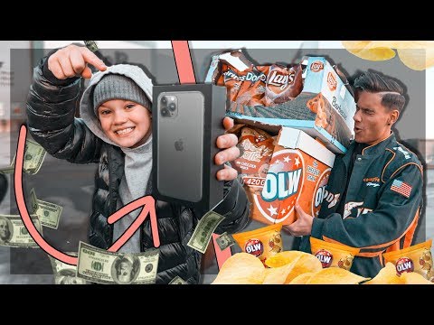 SÄGER ''JA'' TILL EN 10 ÅRING HELA DAGEN (Del 1) *Grannen Måns köper iPhone 11 PRO*