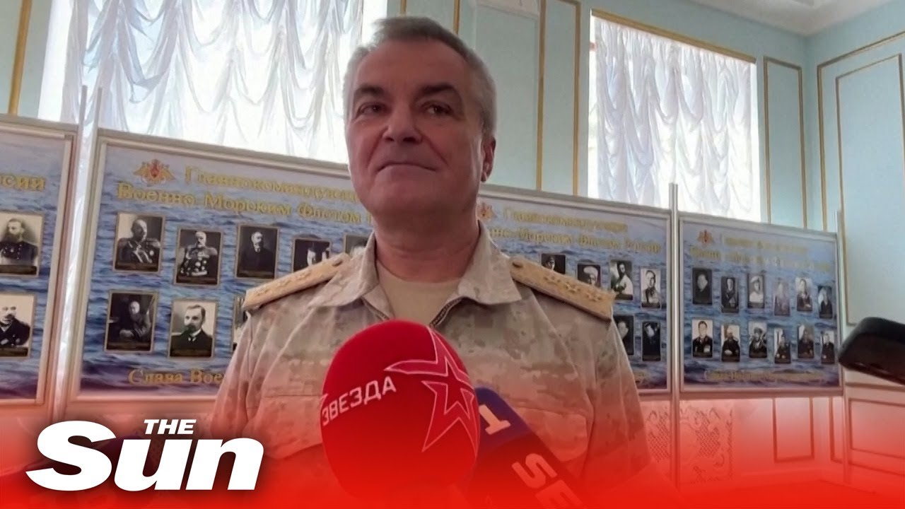 O comandante da marinha russa no Mar Negro, Viktor Sokolov, visto falando em imagens