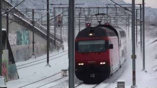 preview picture of video 'Re Treni nella neve SBB CFF FFS 18 12 2010 Bahnverkehr in Spreitenbach Dietikon'