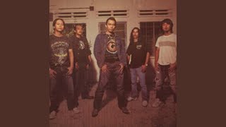 Download lagu Andai Aku Terluka mp3 Download lagu Andai Aku Terluka mp3