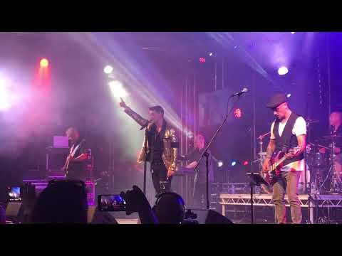 Dan Budd as Robbie Williams at SomerRock 2018 singing Angels