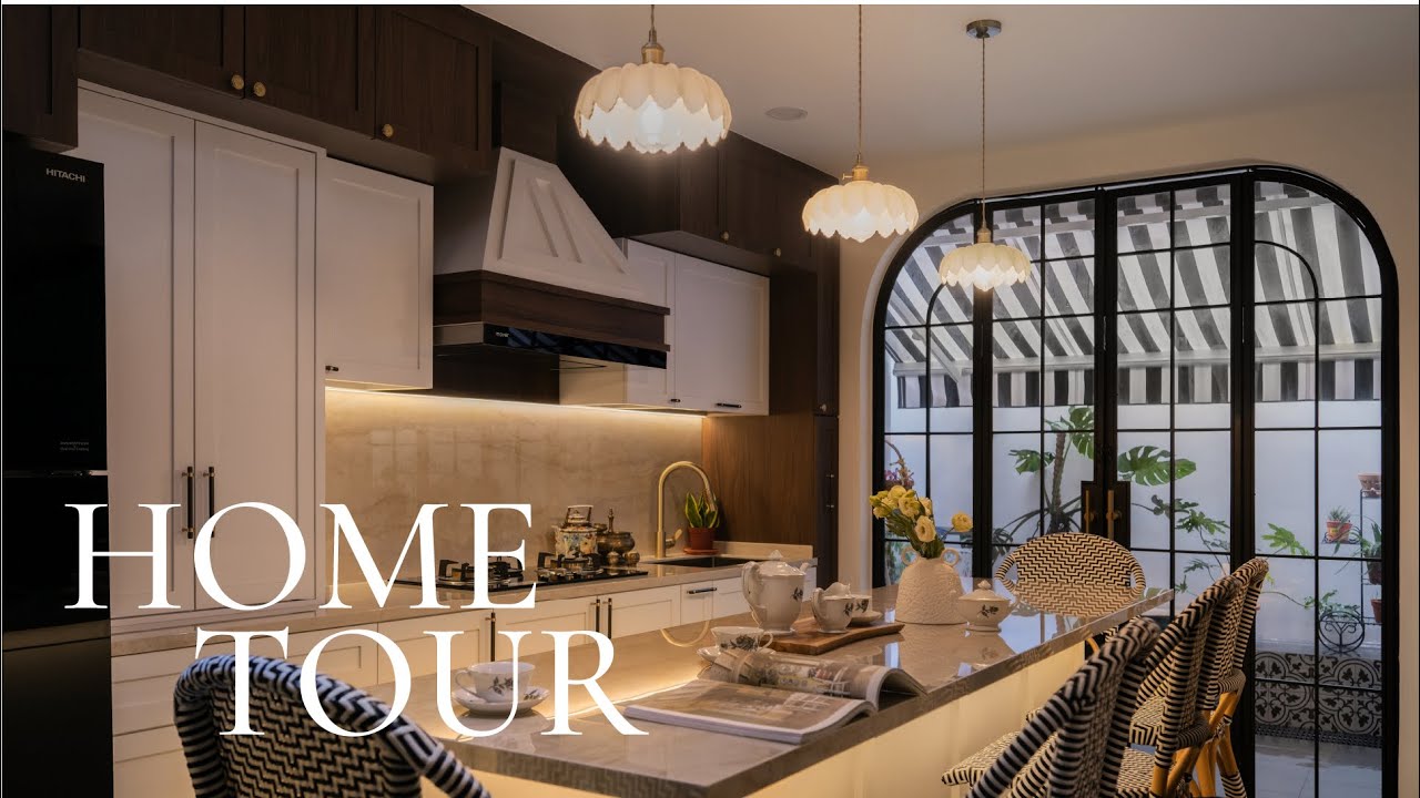 60-Year-Old Home Gets Black & White Colonial Makeover!