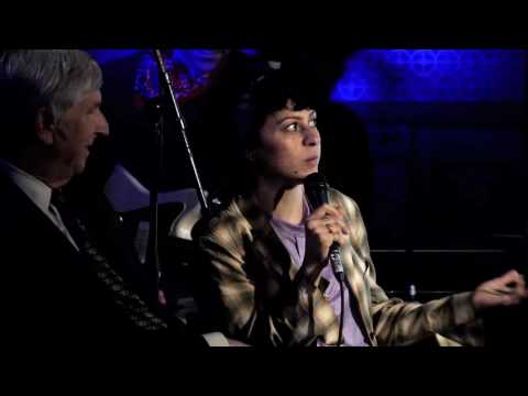 Arrested DevelopmentのAlia Shawkatが架空のフュンケ一家について語る - Running Late with Scott Rogowsky (Arrested Development's Alia Shawkat on her fictional Fünke family — Running Late with Scott Rogowsky)