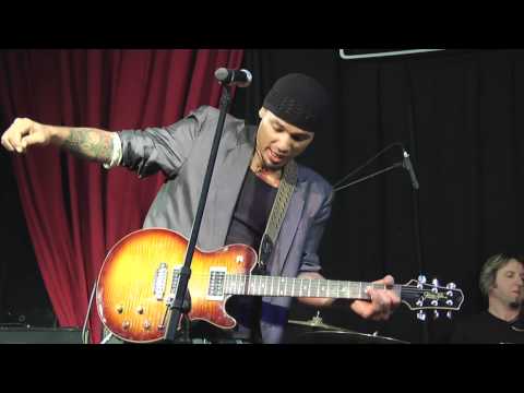 Blues Powerhouse Michael Williams on James Tyler Variax and DT Amps | Line 6