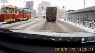 Смотреть онлайн Легковушка дважды врезалась в грузовик в Екатеринбурге