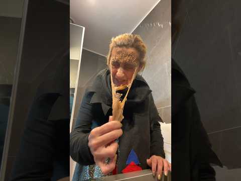 Com’è dura la vita da Befana #befana #letiziacosplay