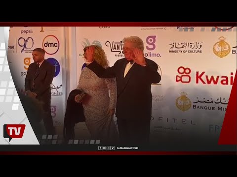 حسين فهمي أول الملتزمين بالدريس كود في افتتاح مهرجان القاهرة السينمائي