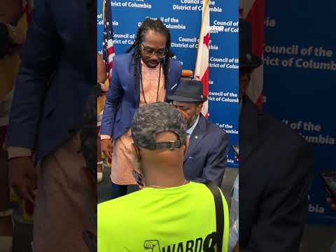 Amid federal bribery charges, Trayon White sworn in as Ward 8 council member