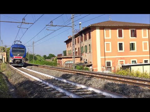Treno TAF regionale Trenitalia in transito veloce sulla linea ferroviaria Firenze Roma