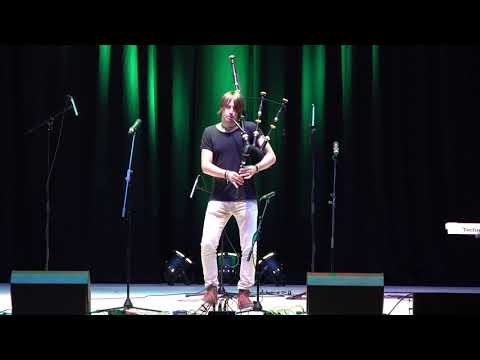 The Sleeping Tune and AC/DC Thunderstruck by great Scottish piper Ross Ainslie in Aberdeen