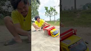Download lagu Swerving Truck Carrying Sand Overturns mp3