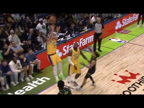 Luka Doncic versenkt einen Wahnsinns-Dreier, der aus dem Spielfeld fällt, um die Wurfuhr gegen di...