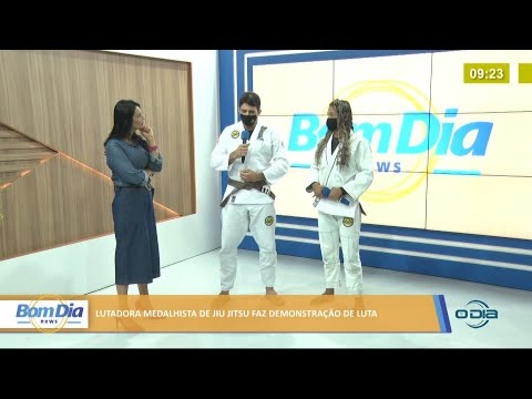 Lutadora medalhista de Jiu Jitsu faz demonstracão de luta 26 08 2021