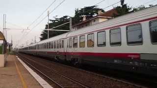 preview picture of video 'FrecciaBianca passando la stazione di Castelnuovo del Garda'