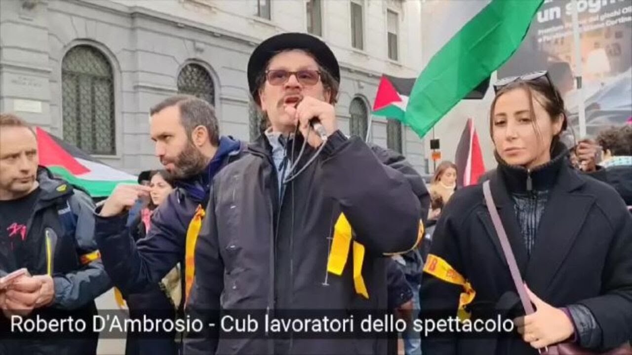 Protesta di pro Pal e lavoratori dello spettacolo fuori dalla Scala di Milano per la Prima