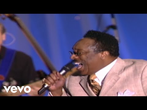 Bill & Gloria Gaither - God Is Standing By [Live] ft. Jessy Dixon
