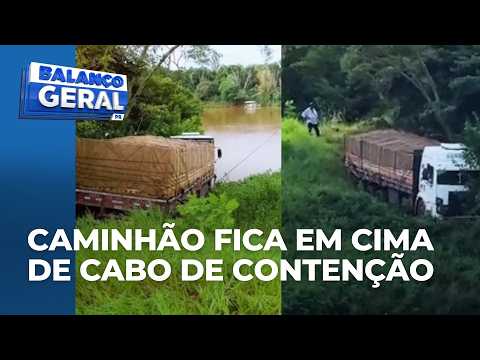 Caminhão perde o controle e fica em cma de cabo de contenção em São Carlos do Ivaí, no PR