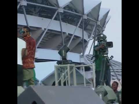 Adam Mchomvu amfuata Mbasha back stage