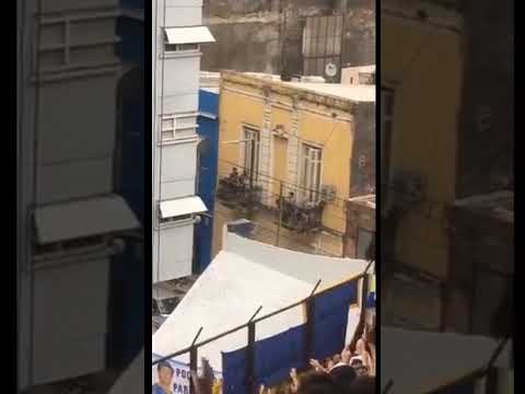 "Hinchas de Boca le cantan a los dueños de una propiedad "vende la casa la puta que te parió&quo" Barra: La 12 &bull; Club: Boca Juniors