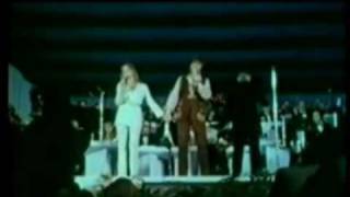 Cliff Richard &amp; Olivia Newton-John - Don&#39;t Move Away