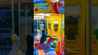 Download lagu 😍🐎🎡 Menggemaskan sekali! Seorang gadis kecil yang montok menaiki komedi putar kuda poni dengan ge... mp3