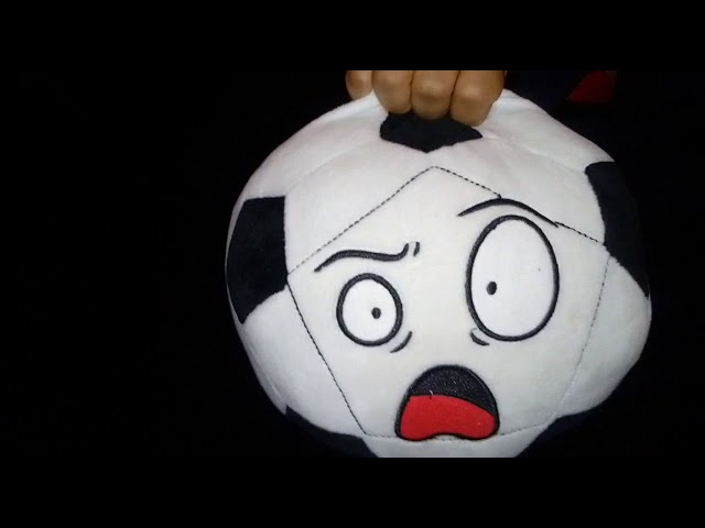 Vídeo relacionado con GWEOR Cojín de Peluche con Forma de Balón de Fútbol 25cm, Tejido Suave con Sonrisa y Extremidades, Souvenirs España para Aficionados al Fútbol, Decoración Temática Deportiva