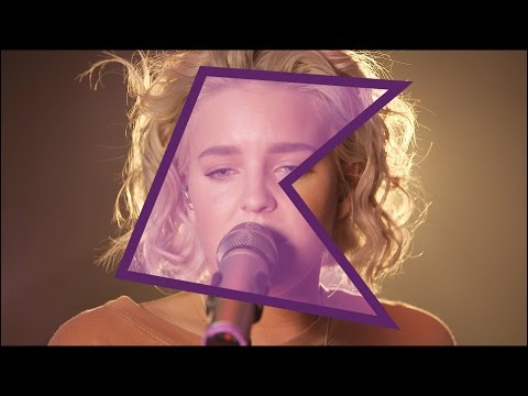 Ne-a &icirc;nnebunit cu "Rockabye" iar acum a făcut un super cover pentru "Dangerous Woman" de la Ariana Grande. Anne-Marie e periculos de... talentată!