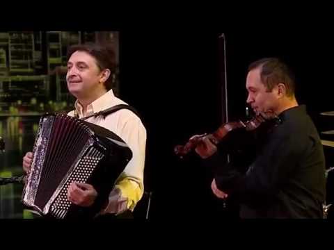 Białe róże po francusku