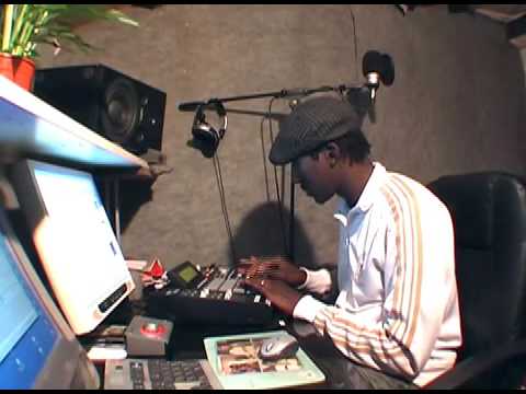 Vidéo Beatmaking .SENEGAL HIP HOP beatmaker MAO PROD  working in his home studio