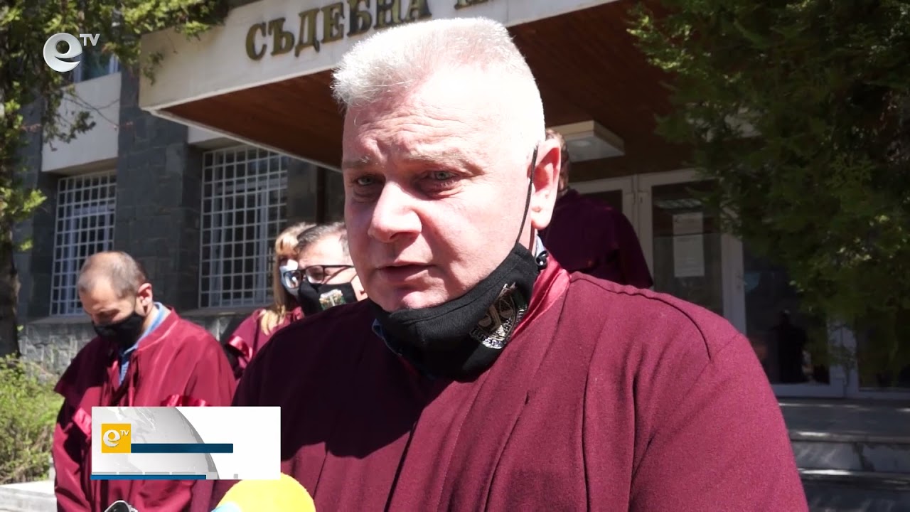 Прокурори, следователи и съдебни служители от цялата страна излязоха на мълчалив протест днес